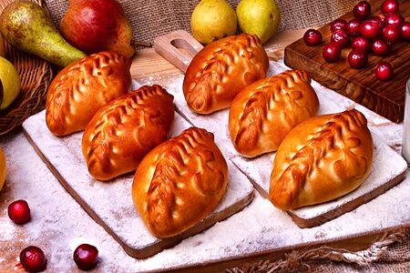 Пирожок с вишней большой