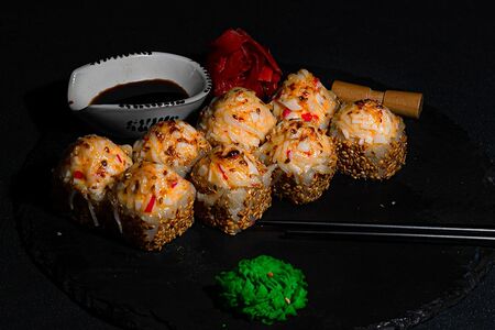 Запеченный ролл с лососем и снежным крабом