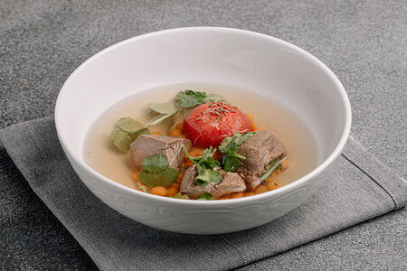 Бульон с томленой бараниной, нутом и печеным томатом