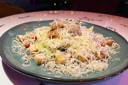 Салат цезарь с креветками