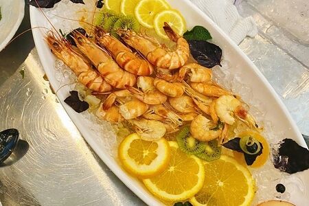 Ассорти из креветок на льду