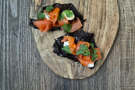 Лосось и крем-чиз на рисовых чипсах