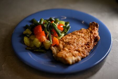 Камбала, жаренная с овощами