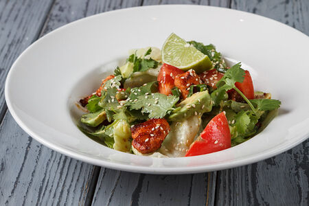 Салат с индейкой, авокадо и освежающим лаймовым соусом