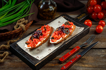Брускетта с томатом и молодым сыром