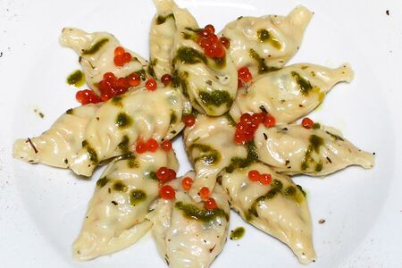 С лососем под икорным соусом