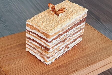 Пирожное Медовик со сметано-ореховым кремом