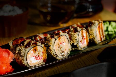 Жареный ролл с лососем без риса