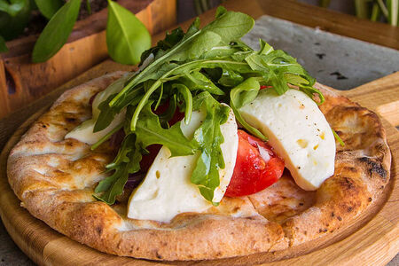 Фокачча с моцареллой, помидорами и рукколой