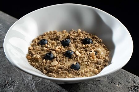 Каша пшенная с халвой и арахисом