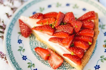 Пирог со свежей клубникой