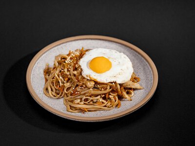 Удон с курицей и яйцом