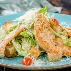 Салат Цезарь с курицей