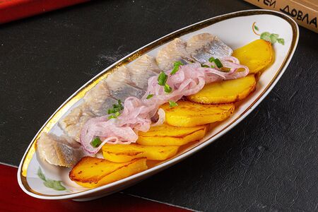 Селёдка с картофелем и маринованным луком