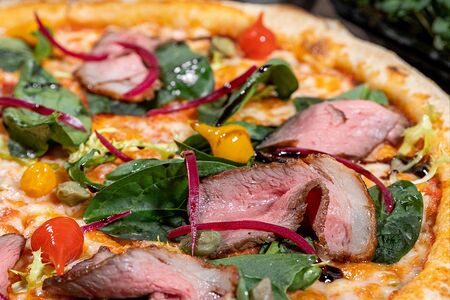 Пицца с ростбифом