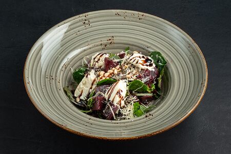 Салат из свеклы с козьим сыром