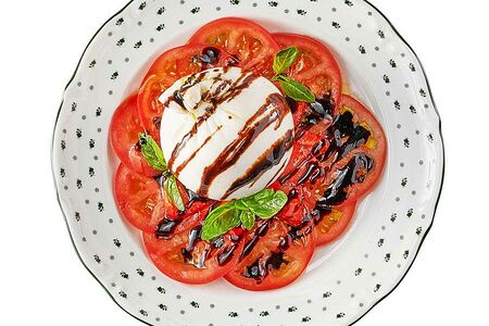 Буррата с томатами и клубникой