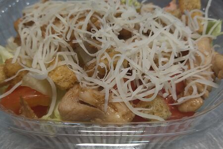 Салат Цезарь с курицей