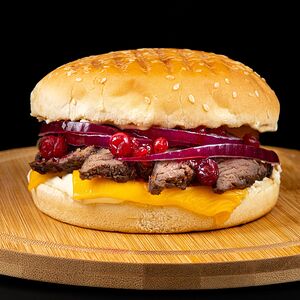 Бургер со стейком из оленины