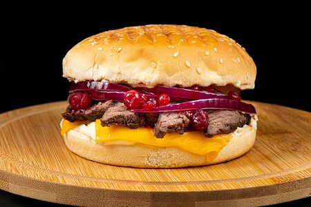 Бургер со стейком из оленины