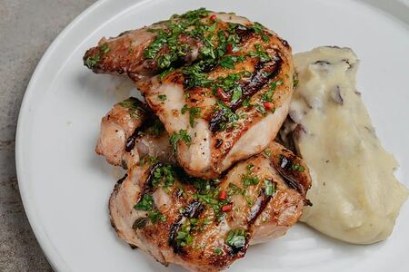 Цыпленок из печи с картофельным пюре и оливками