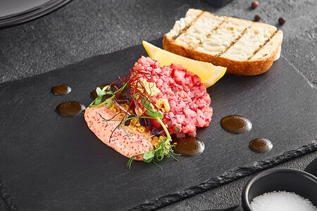 Тартар из тунца с соусом спайси