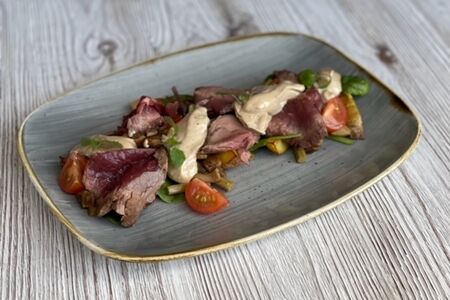 Салат с маринованной говяжьей вырезкой и лесными грибами