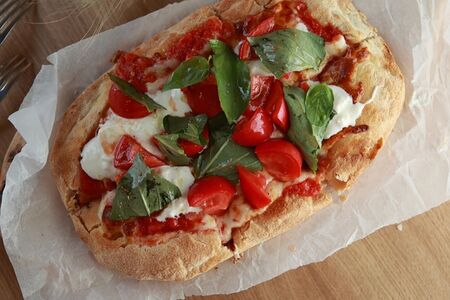 Римская пицца Страчателла с томатами