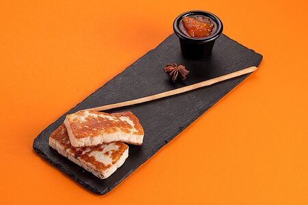 Жареный сыр халуми с вареньем из томатов