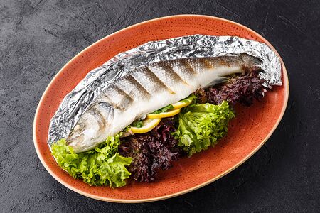 Сибас, запеченный в фольге