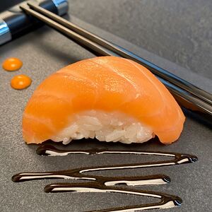 Суши с лососем