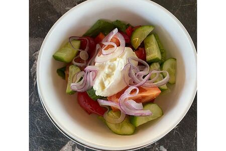 Салат овощной с сырным кремом