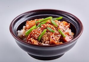 Wok с лососем в остром соусе
