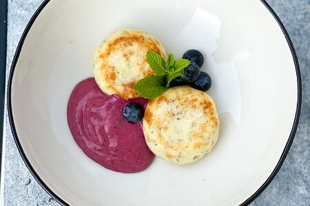 Сырники с маком и черничной сметаной