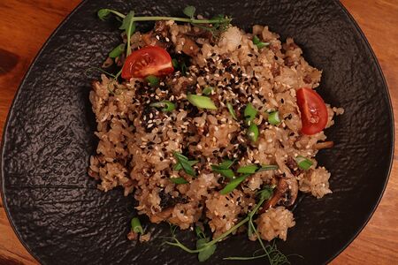 Чесночный рис с говяжьей вырезкой и шампиньонами