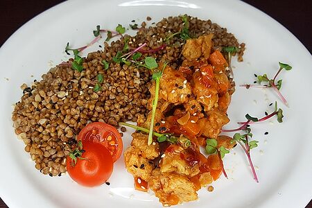 Гуляш из веганмяса с гречневой кашей и соусом песто