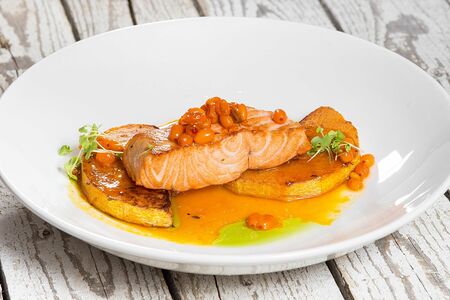 Лосось с печеной тыквой и соусом из облепихи