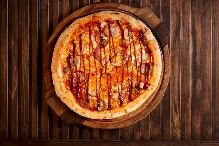 Пицца мясная bbq с халапеньо