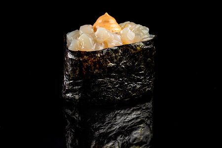 Гункан с гребешком спайси