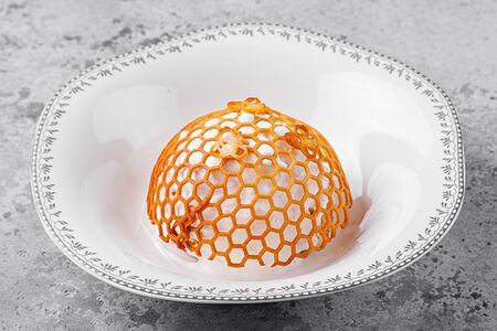 Медовик с хурмой и сметанным муссом