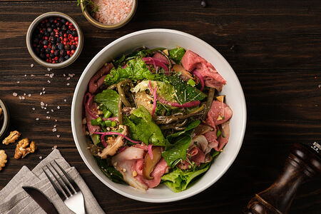 Салат с папоротником и говядиной