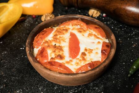 Сулугуни, жаренный с помидорами