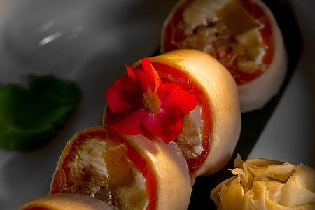 Ролл Сашими с форелью, креветкой и манго