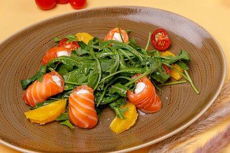 Лосось с творожным сыром и рукколой