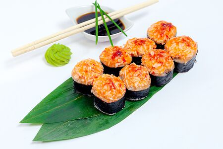 Теплый, острый ролл с крабом