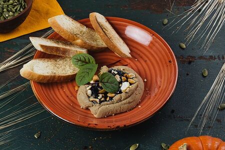 Паштет из куриной печени с черничным вареньем