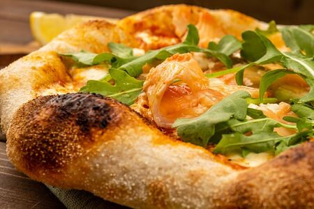 Пицца с копчёным лососем большая