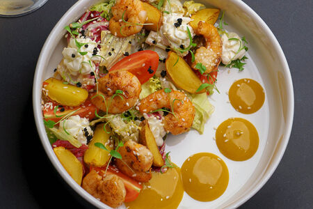 Салат с креветками и манговым муссом