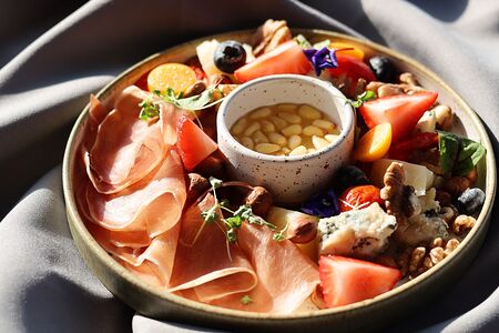 Винная закуска с сыром и вяленым мясом