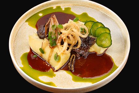 Щека теленка с картофельным пюре